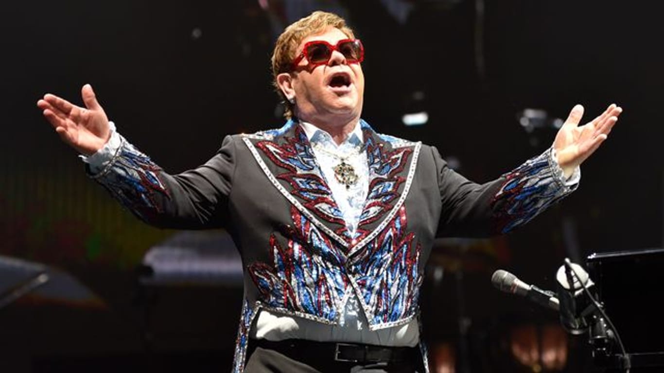 Elton John tritt während seiner Elton John Farewell Yellow Brick Road Tour auf.