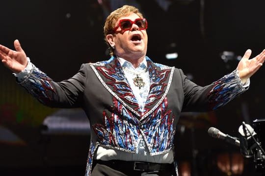 Elton John tritt während seiner Elton John Farewell Yellow Brick Road Tour auf.