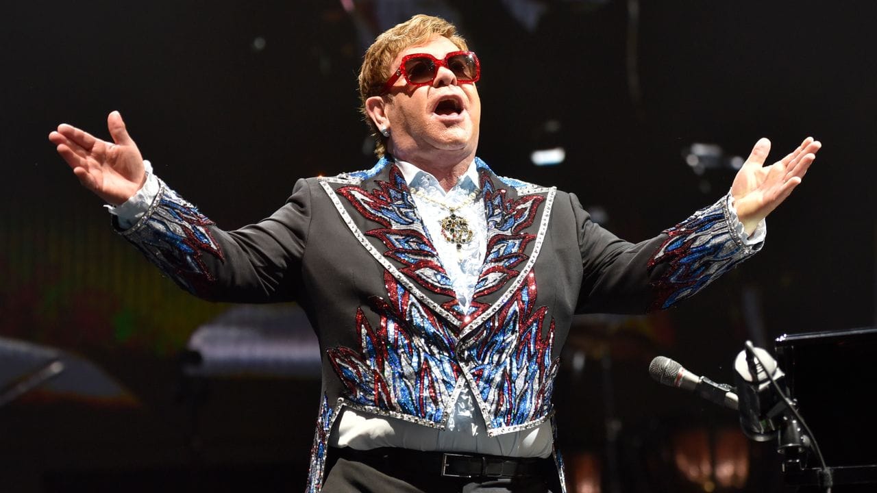 Elton John tritt während seiner Elton John Farewell Yellow Brick Road Tour auf. Elton John tritt während seiner Elton John Farewell Yellow Brick Road Tour auf.