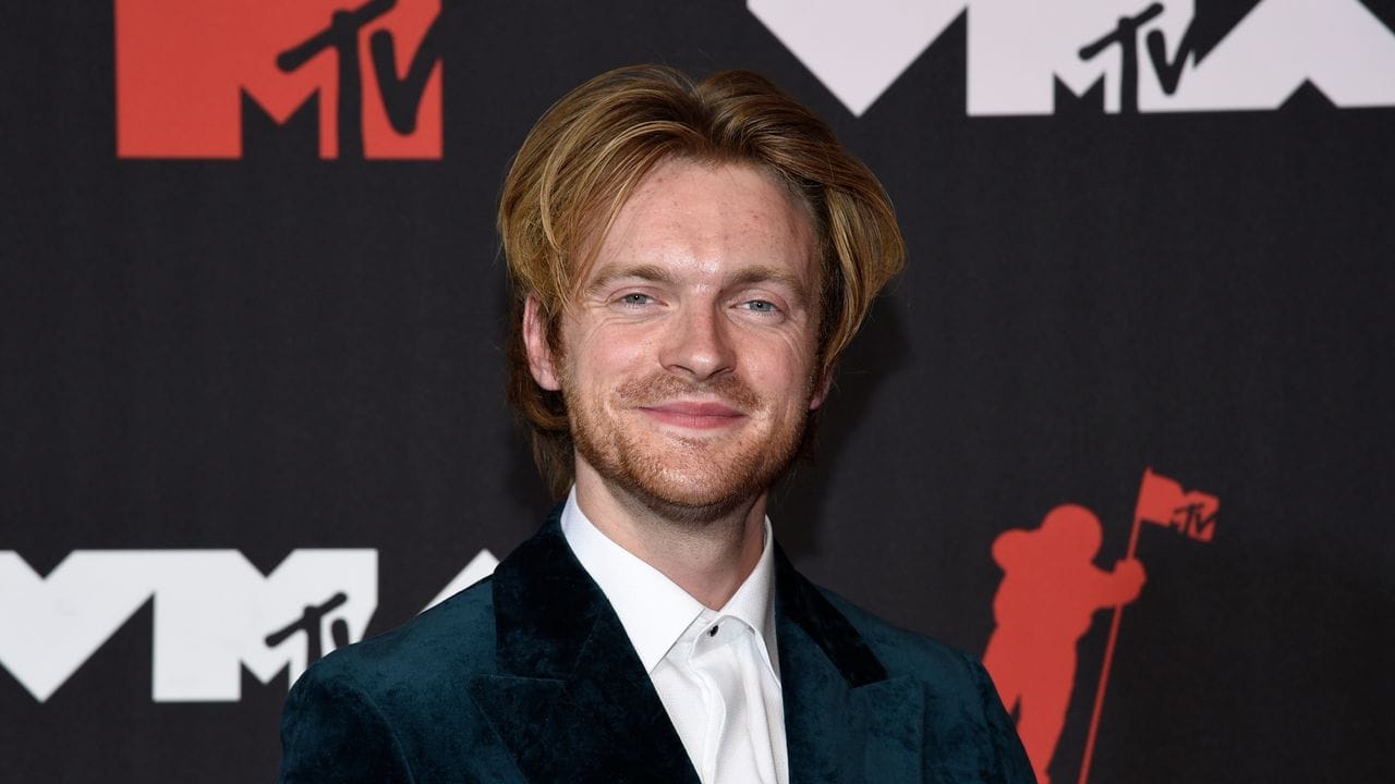 Finneas kommt bei den MTV Video Music Awards im Barclays Center an. Finneas kommt bei den MTV Video Music Awards im Barclays Center an.