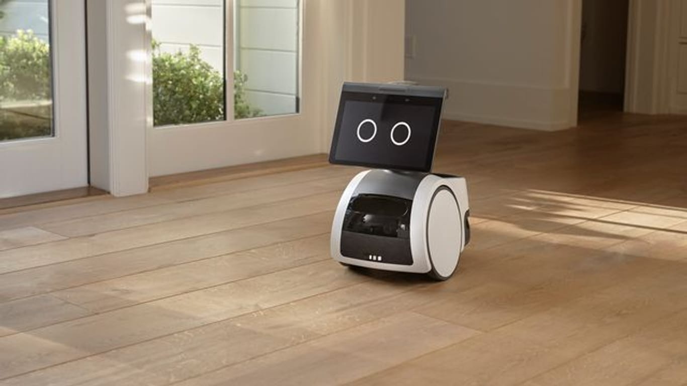 Amazon stellt seinen Haushaltsroboter mit dem Namen Astro vor - er hat einen Bildschirm, kann seine Umgebung mit Kamera und Mikrofon erfassen und bewegt sich auf Rädern durchs Haus.