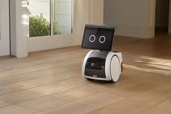 Amazon stellt seinen Haushaltsroboter mit dem Namen Astro vor - er hat einen Bildschirm, kann seine Umgebung mit Kamera und Mikrofon erfassen und bewegt sich auf Rädern durchs Haus.