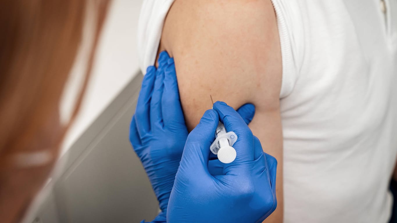 Eine Impfung wird verabreicht: In einem Aachener Impfzentrum stehen vier Mitarbeiter unter Betrugsverdacht.