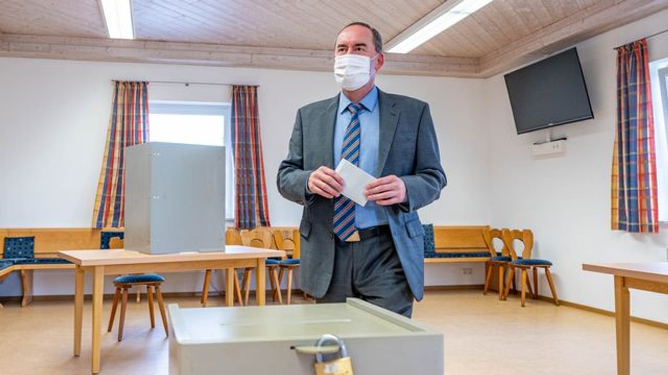 Hubert Aiwanger bei der Wahl: Er will nun eine Erklärung zu dem umstrittenen Tweet abgeben.