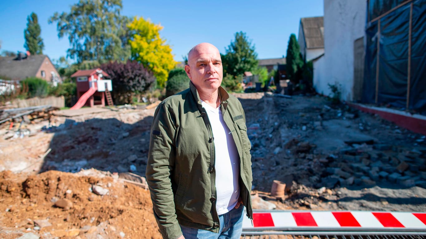 Thomas Hillebrandt an seinem Grundstück: Der Wiederaufbau seines Hauses geht schneller als gedacht. Doch es wird nie wieder wie früher sein.
