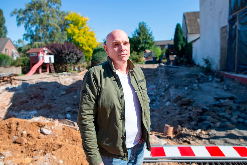 Thomas Hillebrandt an seinem Grundstück: Der Wiederaufbau seines Hauses geht schneller als gedacht. Doch es wird nie wieder wie früher sein.