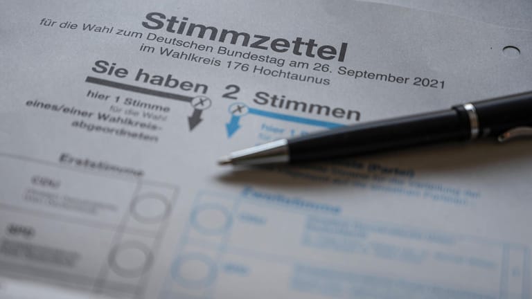 Stimmzettel und Briefwahlunterlagen zur Bundestagswahl 2021: In einigen Gemeinden Sachsens kam es zu ausgewiesenen Wahlbeteiligungen von über 100 Prozent.