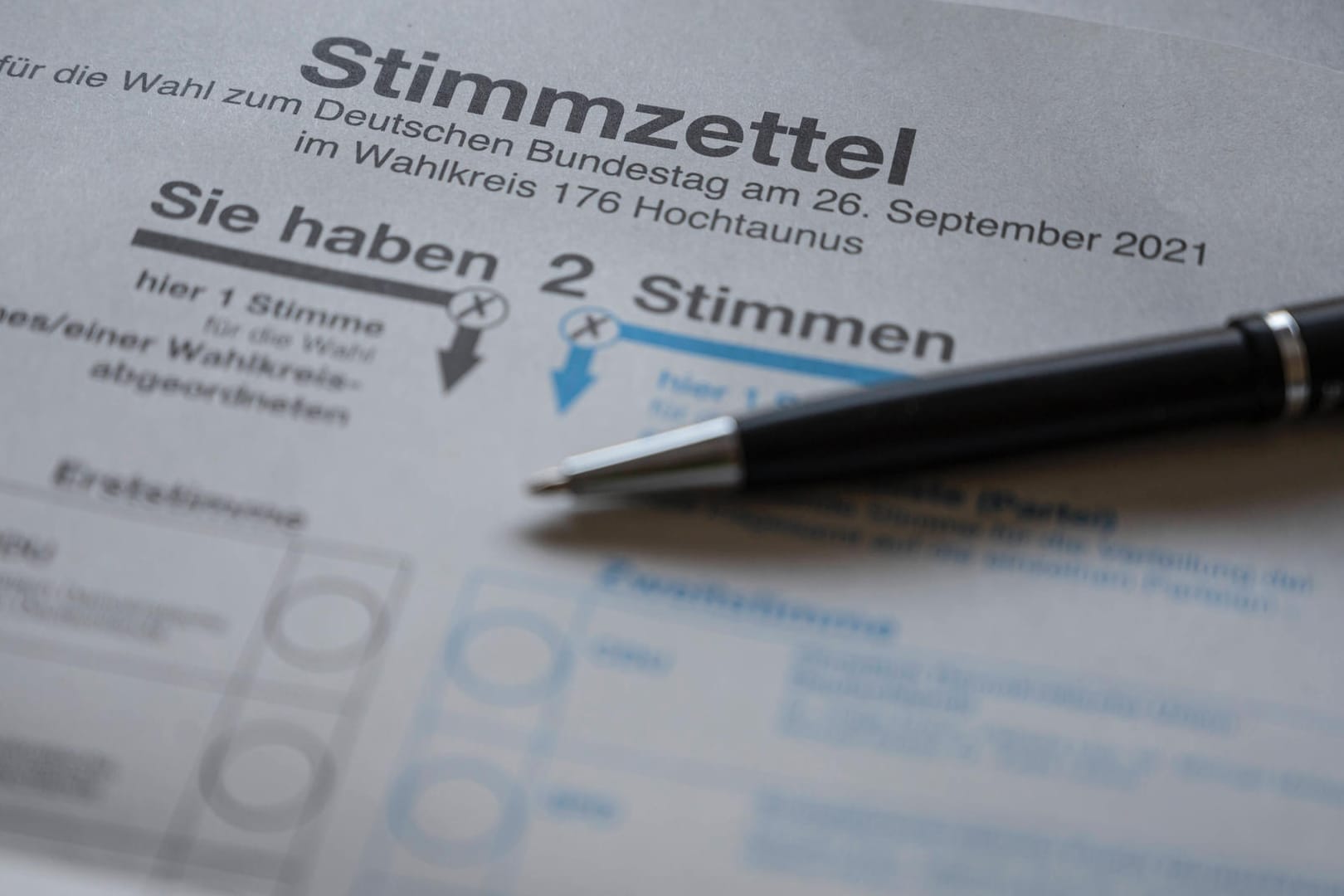 Stimmzettel und Briefwahlunterlagen zur Bundestagswahl 2021: In einigen Gemeinden Sachsens kam es zu ausgewiesenen Wahlbeteiligungen von über 100 Prozent.