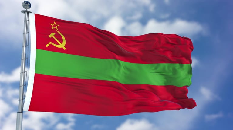 Erinnerung an alte Zeiten: Flagge Transnistriens mit Hammer und Sichel.