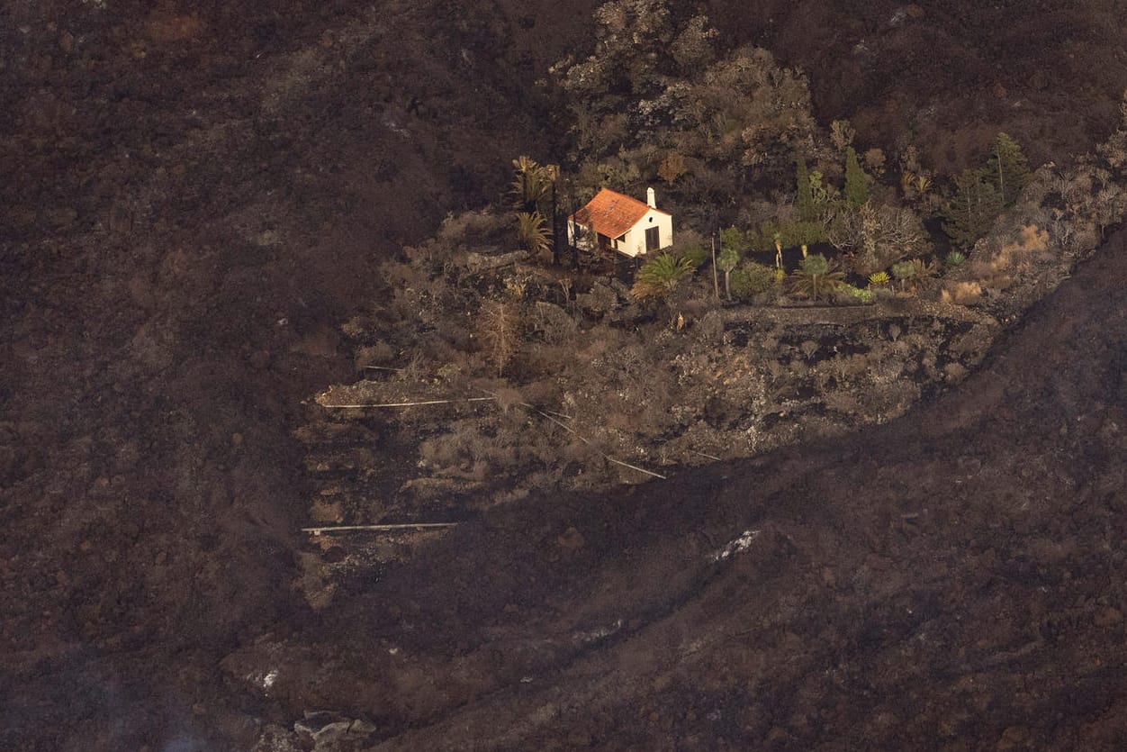 Das "Wunderhaus" auf La Palma: Tagelang blieb das Gebäude von der Lava verschont.
