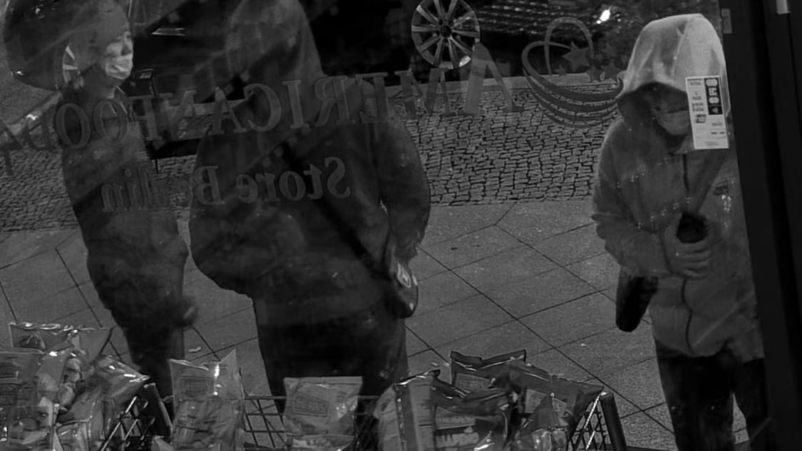 Die drei Tatverdächtigen sind auf Aufnahmen einer Überwachungskamera zu sehen: Die Polizei sucht nach den Männern. Die drei Tatverdächtigen sind auf Aufnahmen einer Überwachungskamera zu sehen: Die Polizei sucht nach den Männern.