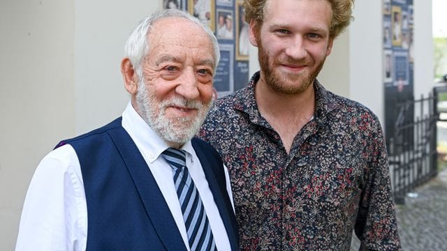 Der Theaterleiter und Komiker Dieter Hallervorden (l) und sein Sohn, der Schauspieler Johannes Hallervorden, stehen bei der Vorstellung des Programms für die neue Spielzeit vor dem Schlosspark Theater.