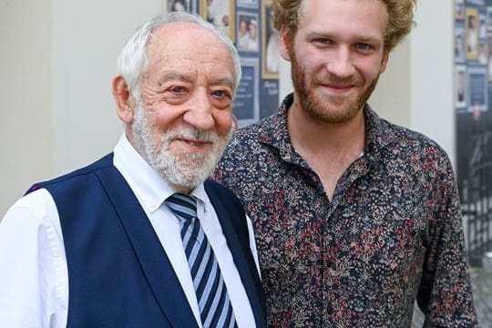 Der Theaterleiter und Komiker Dieter Hallervorden (l) und sein Sohn, der Schauspieler Johannes Hallervorden, stehen bei der Vorstellung des Programms für die neue Spielzeit vor dem Schlosspark Theater.