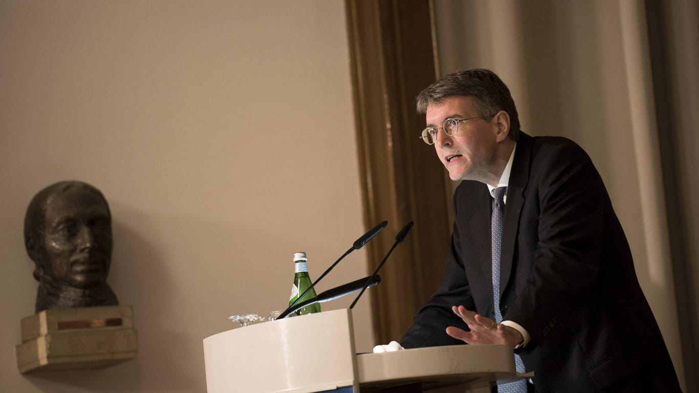 Prof. Dr. Christian Waldhoff spricht bei einer Veranstaltung in Berlin: Er fordert nach dem Wahl-Chaos den Rücktritt der Landeswahlleiterin.