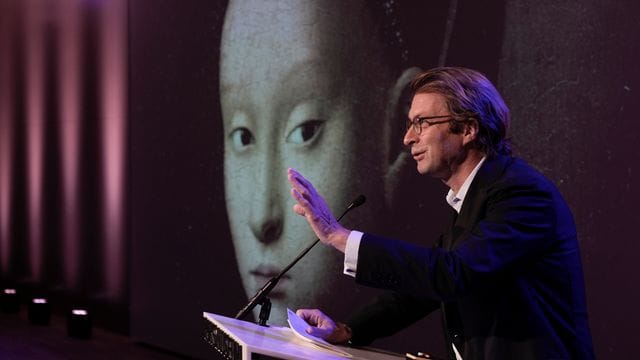 Taco Dibbits, Generaldirektor des Rijksmuseums, spricht über die Ausstellung "Remember Me" (dt: Vergiss mich nicht), während das Porträt einer jungen Frau von Petrus Christus auf die Leinwand projiziert wird. Taco Dibbits, Generaldirektor des Rijksmuseums, spricht über die Ausstellung "Remember Me" (dt: Vergiss mich nicht), während das Porträt einer jungen Frau von Petrus Christus auf die Leinwand projiziert wird.