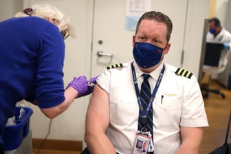 Pikser für den Job: Wer bei der Fluglinie United Airlines keine Corona-Impfung oder eine Ausnahmebescheinigung hat, verliert seinen Job.