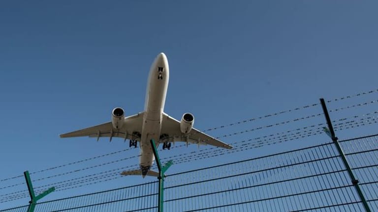 Ein Flugzeug bei der Landung (Symbolbild): Auf Deutschlands größtem Verkehrsflughafen muss das Landesystem überprüft werden.