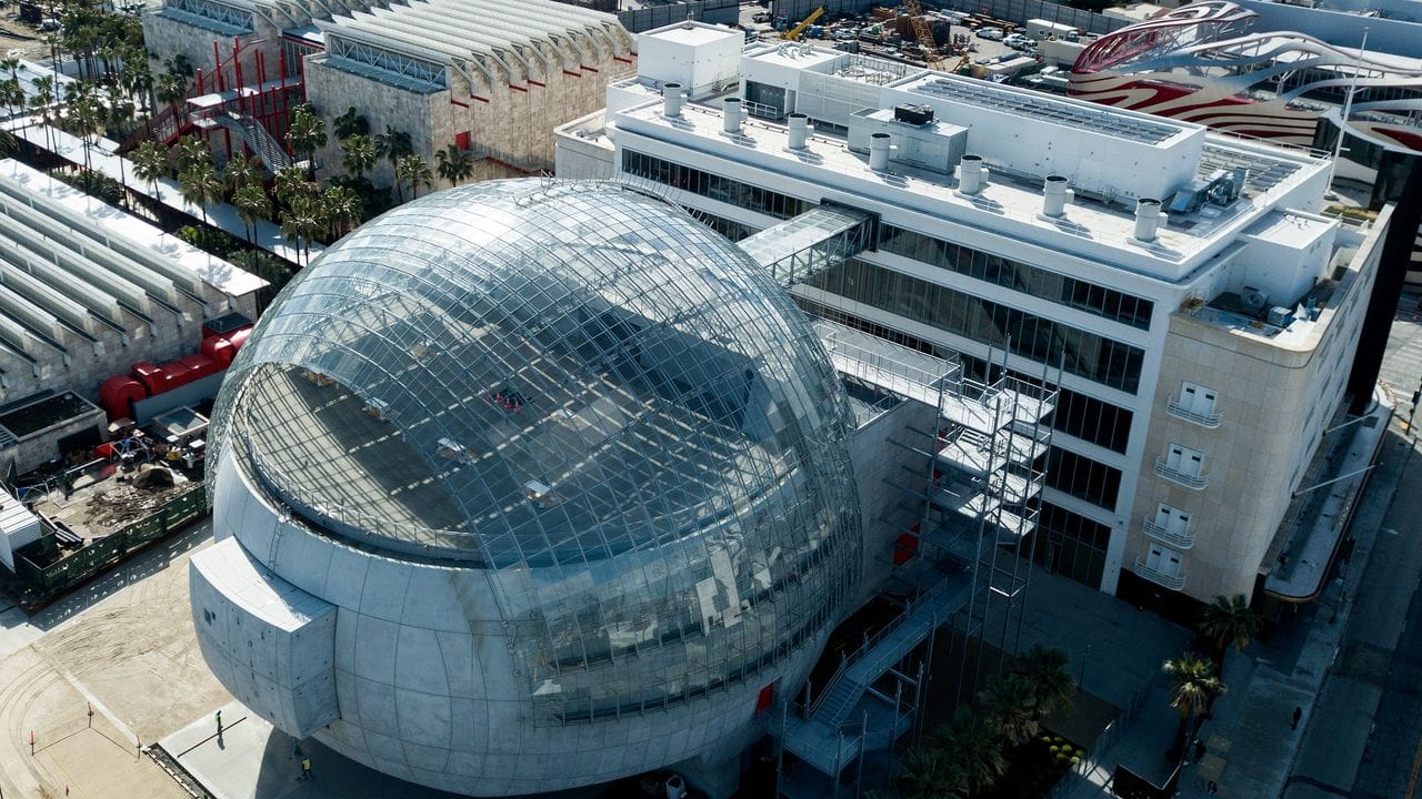 Das Academy Museum of Motion Pictures mit dem angeschlossenen kugelförmigen Theatergebäude ist das erste Filmmuseum Hollywoods.