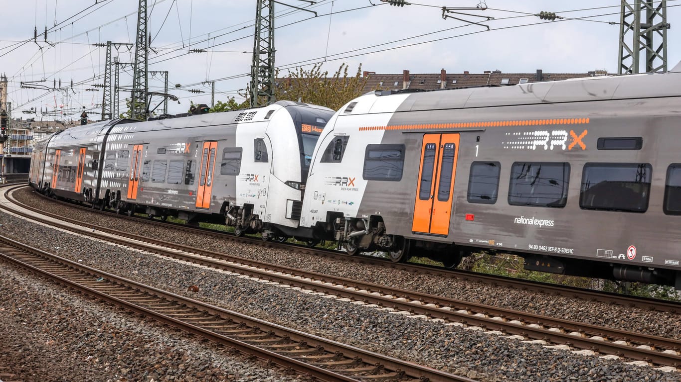 Der Rhein-Ruhr-Express zwischen Düsseldorf und Köln: Zwei Wochen lang wird die Strecke für den weiteren Ausbau gesperrt.