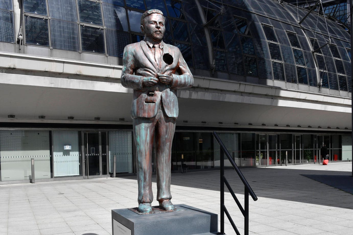 Die Statue von Moderator Klaas Heufer-Umlauf am Berliner Hauptbahnhof (Archivbild): Sein Kollege Joko Winterscheidt hatte sie ihm wegen eines verlorenen Spiels geschenkt. Nun muss sie entfernt werden.