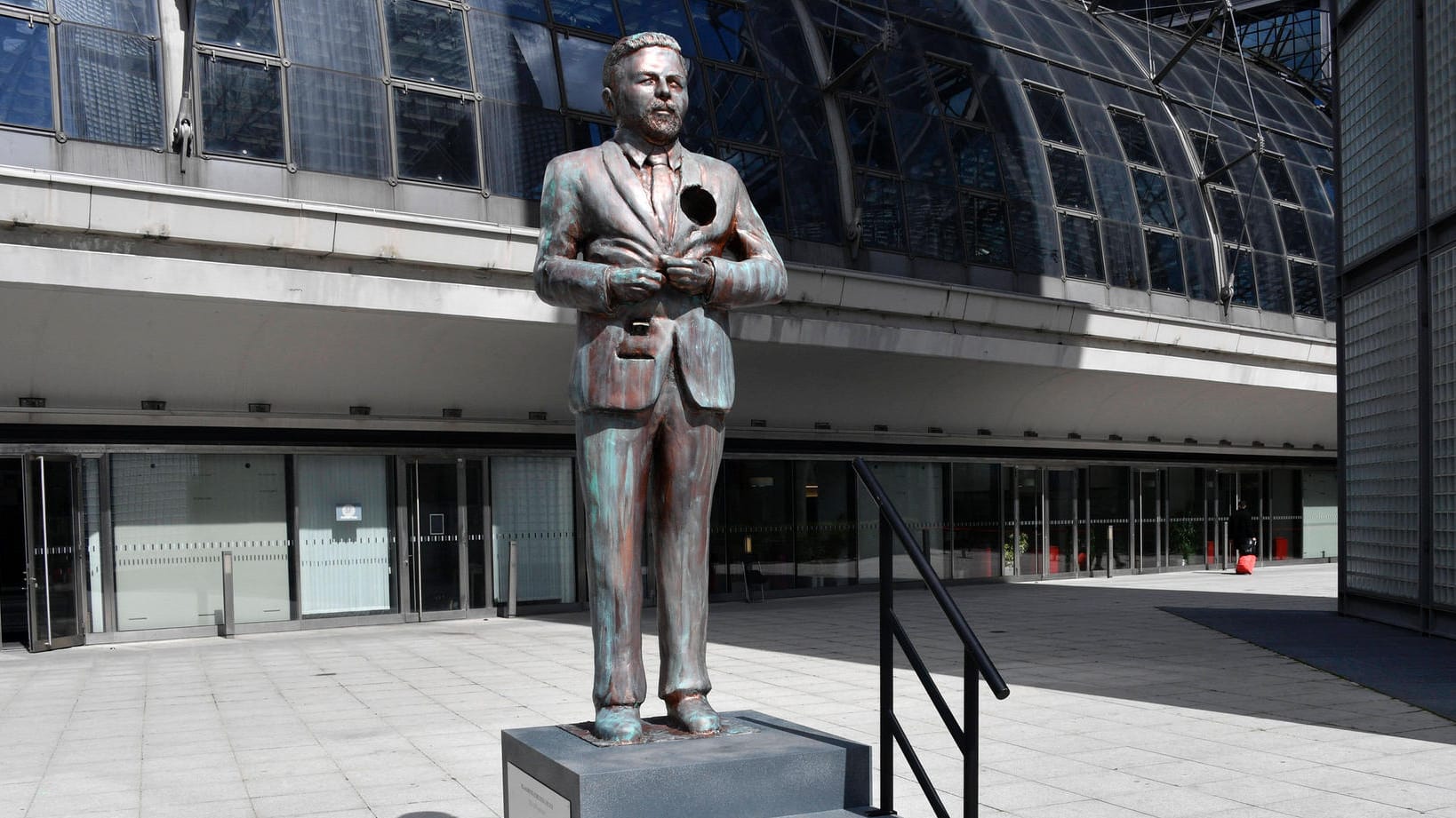 Die Statue von Moderator Klaas Heufer-Umlauf am Berliner Hauptbahnhof (Archivbild): Sein Kollege Joko Winterscheidt hatte sie ihm wegen eines verlorenen Spiels geschenkt. Nun muss sie entfernt werden.