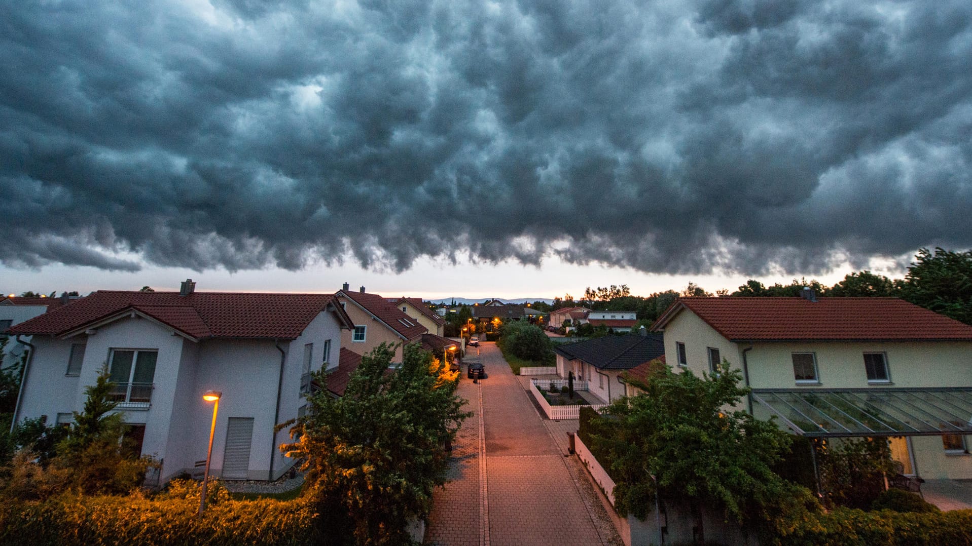 Stürme und Regen sind typisch für den Herbst: Sie sorgen immer wieder für Schäden an Haus und Garten.