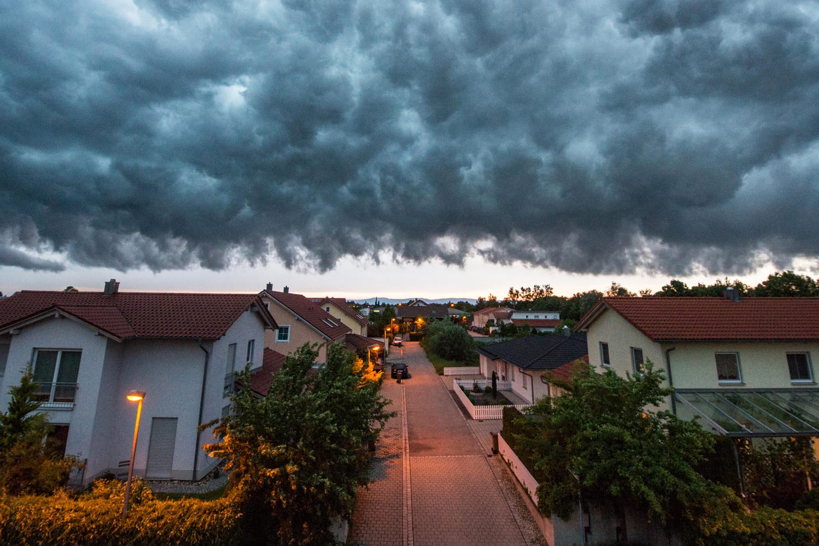 Stürme und Regen sind typisch für den Herbst: Sie sorgen immer wieder für Schäden an Haus und Garten.