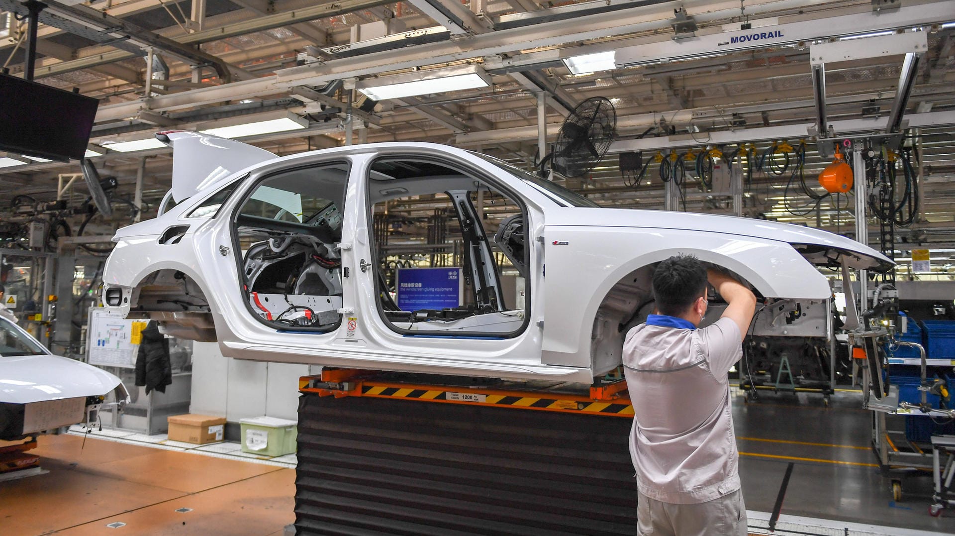 VW in der Produktion: Bis Mitte Oktober muss VW wieder Kurzarbeit anmelden.