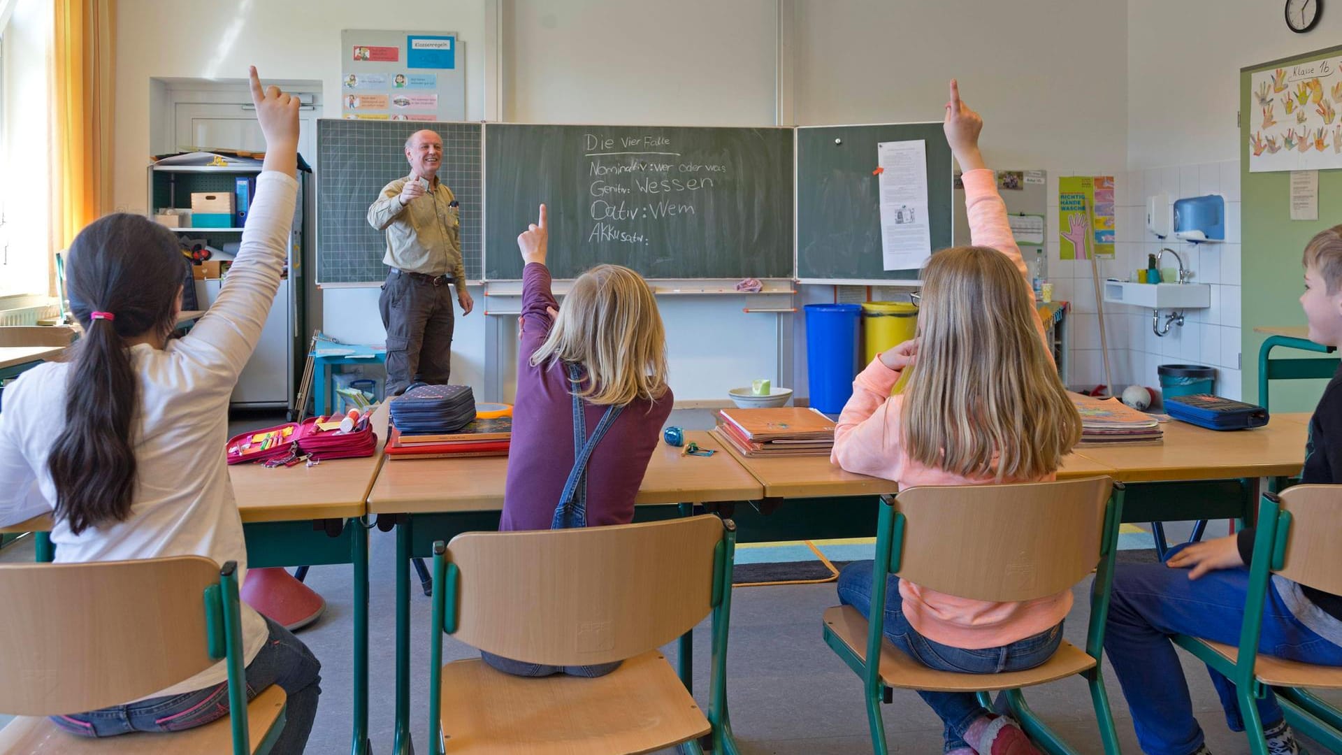 Lehrer in einer Grundschule (Archivfoto): Leipzigs Oberbürgermeister Jung will, dass nur noch Geimpfte oder Genesene unterrichten dürfen. Lehrer in einer Grundschule (Archivfoto): Leipzigs Oberbürgermeister Jung will, dass nur noch Geimpfte oder Genesene unterrichten dürfen.