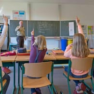 Lehrer in einer Grundschule (Archivfoto): Leipzigs Oberbürgermeister Jung will, dass nur noch Geimpfte oder Genesene unterrichten dürfen.