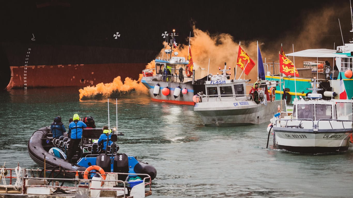 Französischen Fischerboote blockieren den britischen Hafen auf der Kanalinsel Jersey: Zwischen England und Frankreich gibt es seit längerem Streit um Fischereilizenzen.