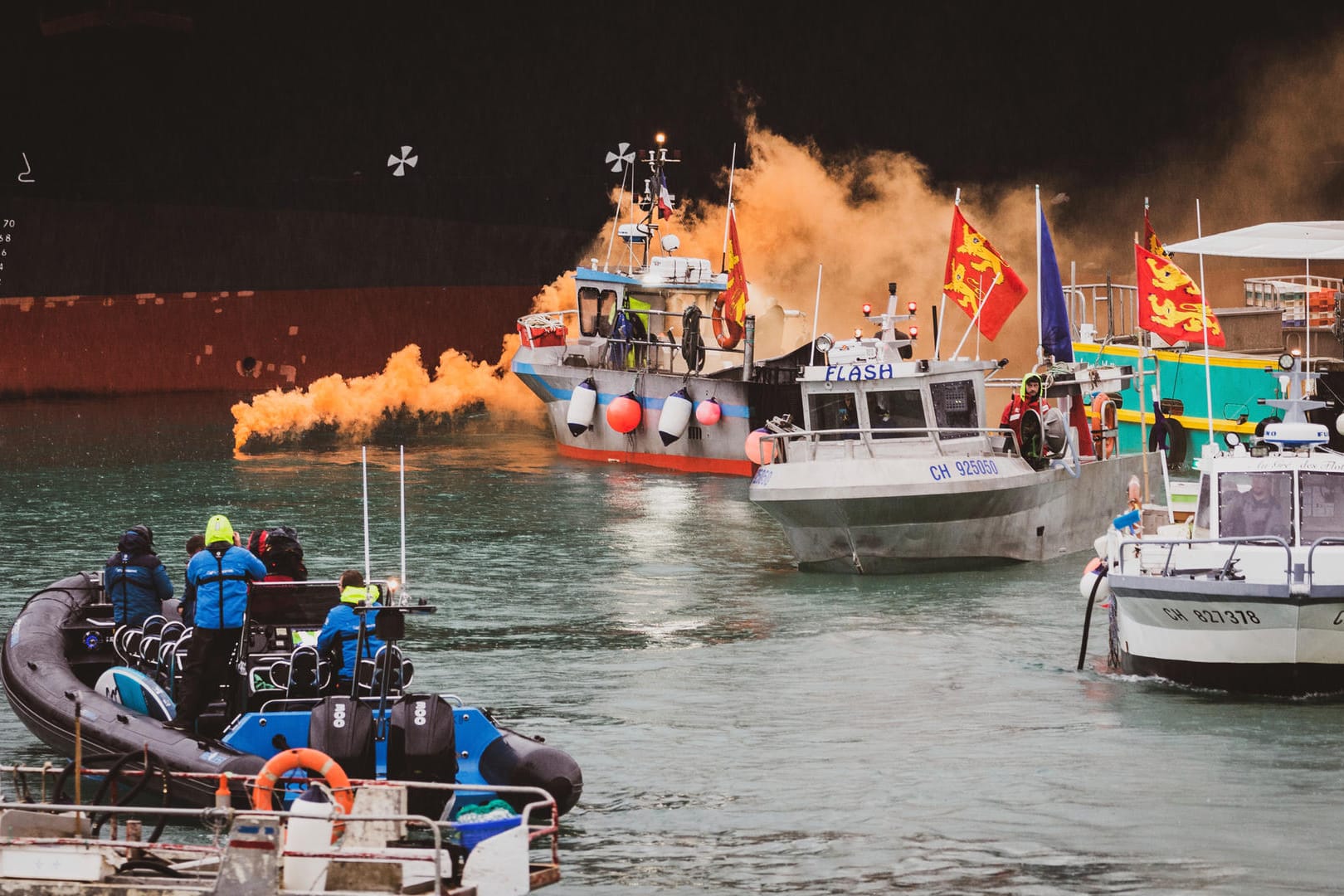 Französischen Fischerboote blockieren den britischen Hafen auf der Kanalinsel Jersey: Zwischen England und Frankreich gibt es seit längerem Streit um Fischereilizenzen.