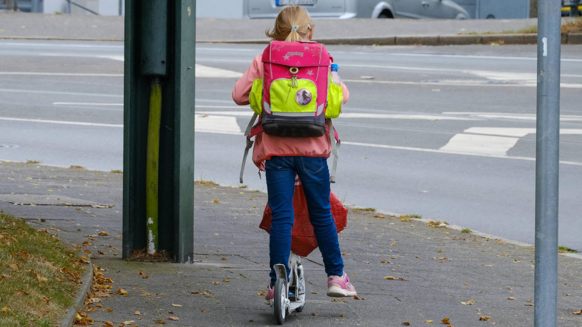 Ein Mädchen fährt auf einem Tretroller (Symbolbild): Ein Vater hat nach dem Diebstahl des Rollers seiner Tochter den Dieb selbst überführt. Ein Mädchen fährt auf einem Tretroller (Symbolbild): Ein Vater hat nach dem Diebstahl des Rollers seiner Tochter den Dieb selbst überführt.