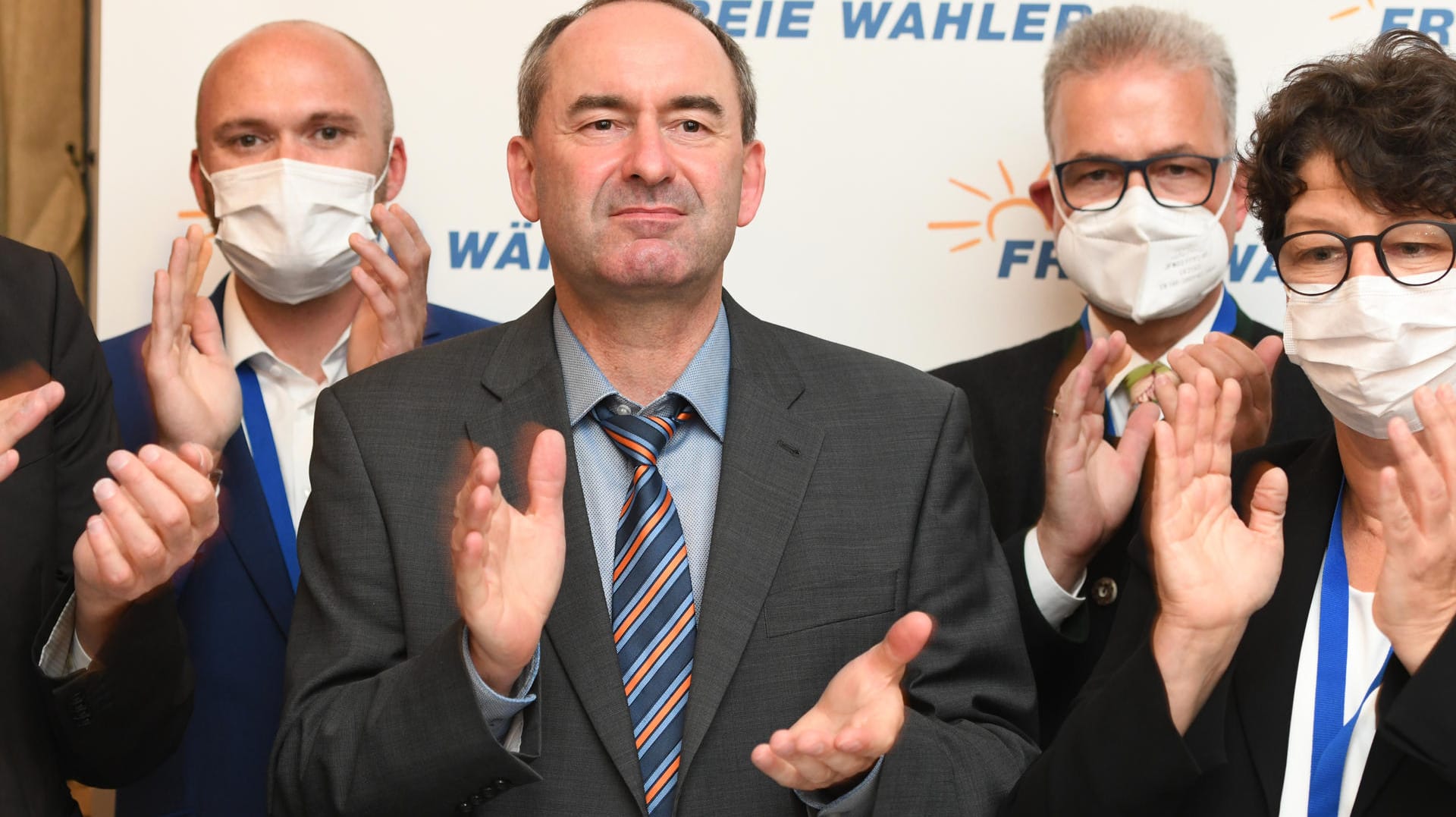 Hubert Aiwanger (M): Nach einer Veröffentlichung von Wählerbefragungen am Tag der Bundestagswahl hat der bayerische Wirtschaftsminister sich entschuldigt. Hubert Aiwanger (M): Nach einer Veröffentlichung von Wählerbefragungen am Tag der Bundestagswahl hat der bayerische Wirtschaftsminister sich entschuldigt.