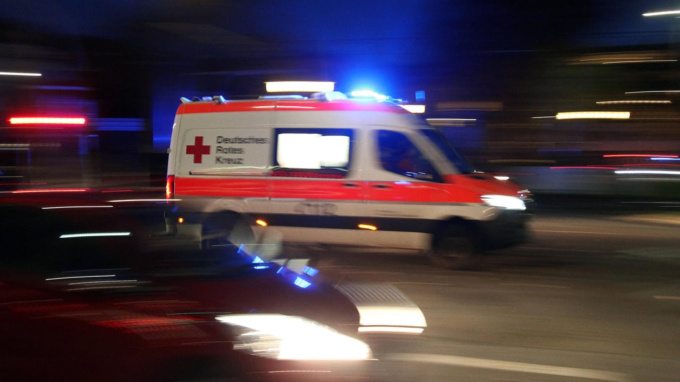 Rettungswagen vom Deutschen Roten Kreuz (Symbolfoto): Bundesweit sind aktuell Notrufnummern eingeschränkt.