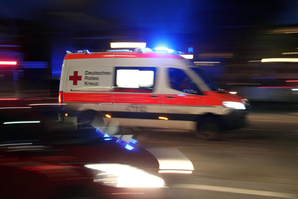 Rettungswagen vom Deutschen Roten Kreuz (Symbolfoto): Bundesweit sind aktuell Notrufnummern eingeschränkt.