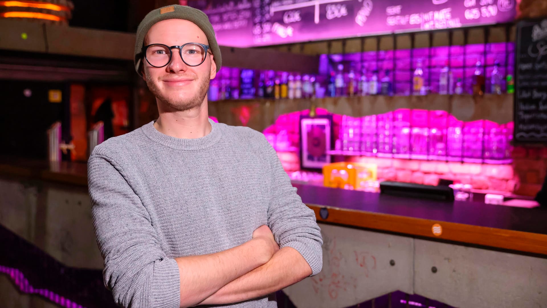 Nils Fischer, neuer Fachbeauftragter für Nachtkultur, steht im Club Distillery: Er soll künftig zwischen der Clubszene, deren Besuchern sowie den Anwohnern und der Politik vermitteln. Nils Fischer, neuer Fachbeauftragter für Nachtkultur, steht im Club Distillery: Er soll künftig zwischen der Clubszene, deren Besuchern sowie den Anwohnern und der Politik vermitteln.