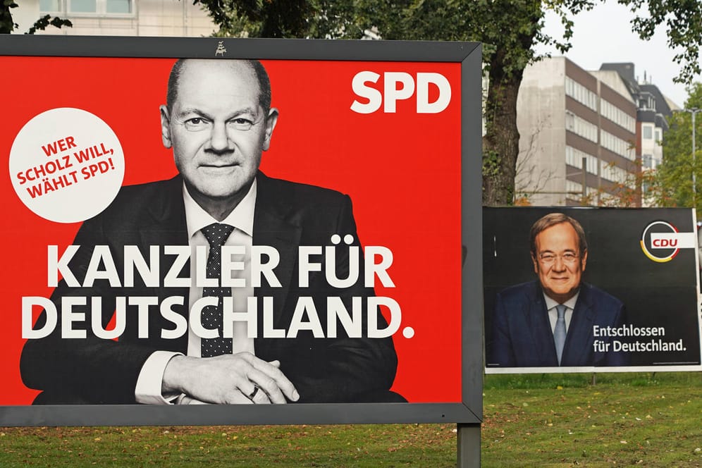 Wahlplakate von Olaf Scholz (SPD) und Armin Laschet (CDU): Wer wird der neue Bundeskanzler?