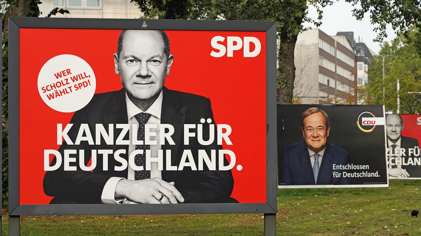 Wahlplakate von Olaf Scholz (SPD) und Armin Laschet (CDU): Wer wird der neue Bundeskanzler?