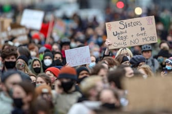 Protest in London nach dem Verbrechen an Sarah Everard: Kurz vor Prozessende sind neue Vorwürfe gegen den angeklagten Polizisten bekannt geworden.