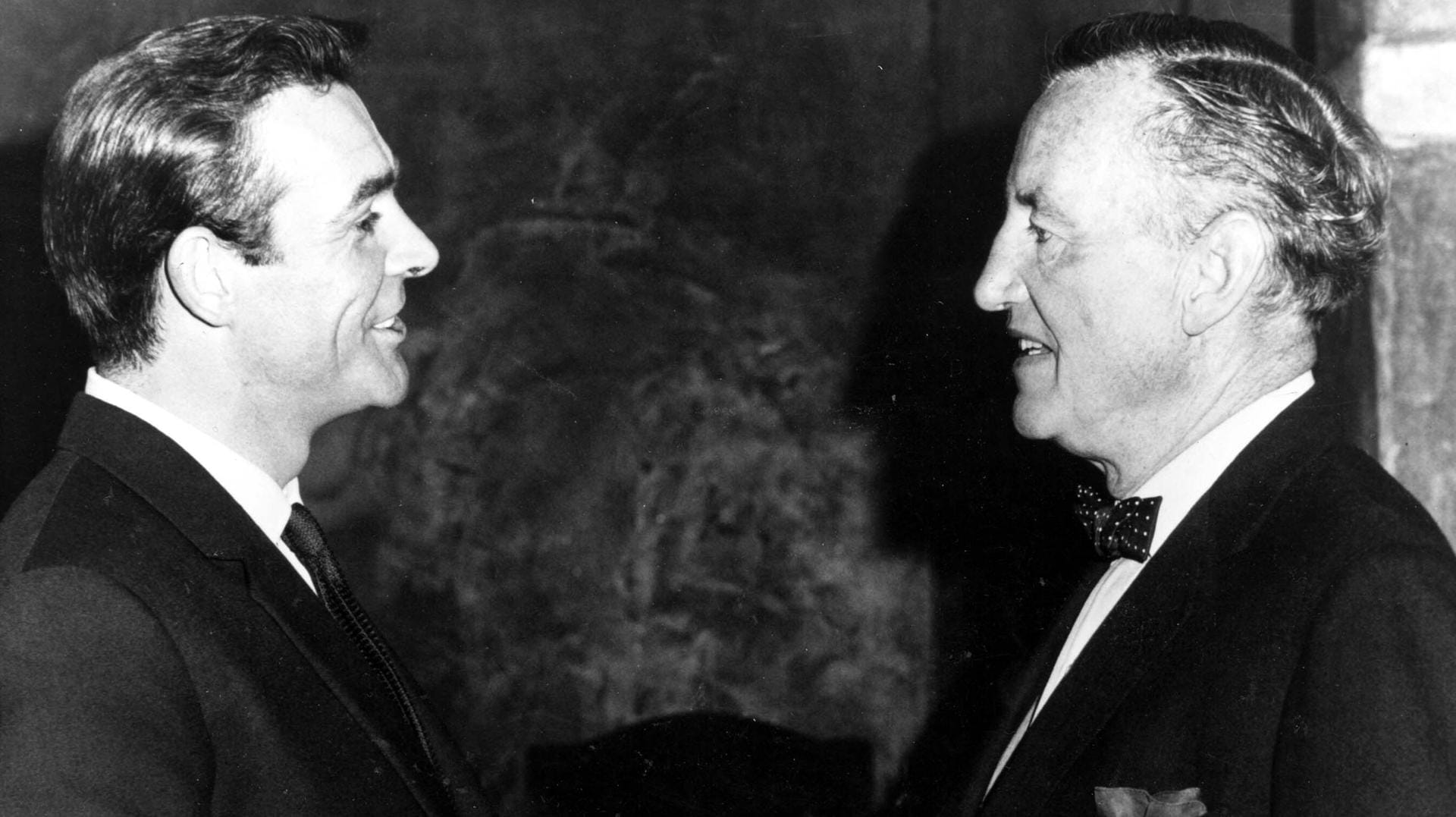 James Bond-Darsteller Sean Connery zusammen mit Ian Fleming: Der Schöpfer von "007" hatte eine bewegte Karriere hinter sich.