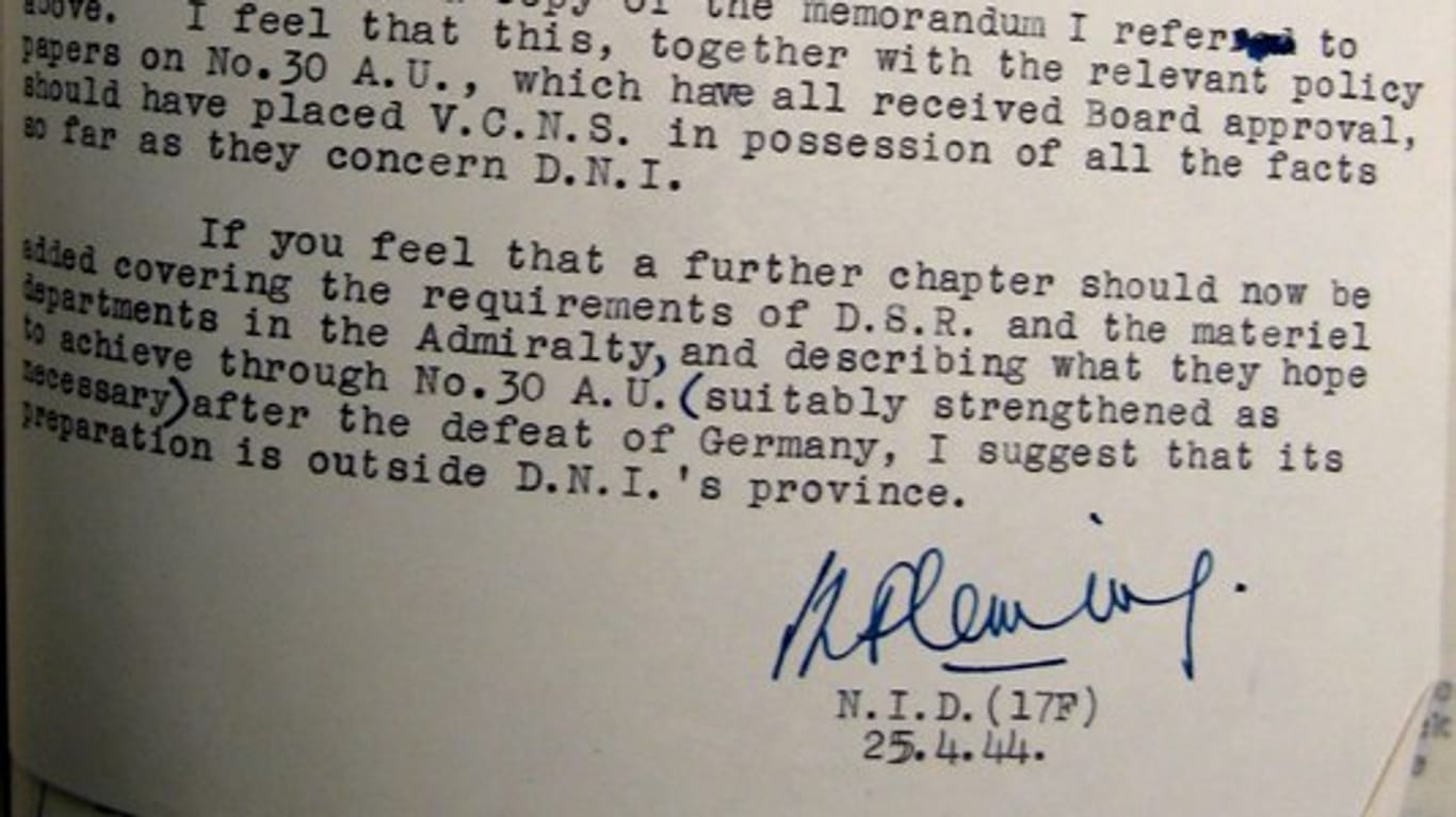Ian Lancasters Flemings Unterschrift auf einem Planungsdokument zur Landung der Alliierten in der Normandie 1944.