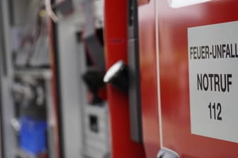 "Notruf 112" steht auf einem Feuerwehrauto (Symbolbild): Auch in München war der Notruf für Feuerwehr und Rettungsdienst vorübergehend nicht erreichbar.