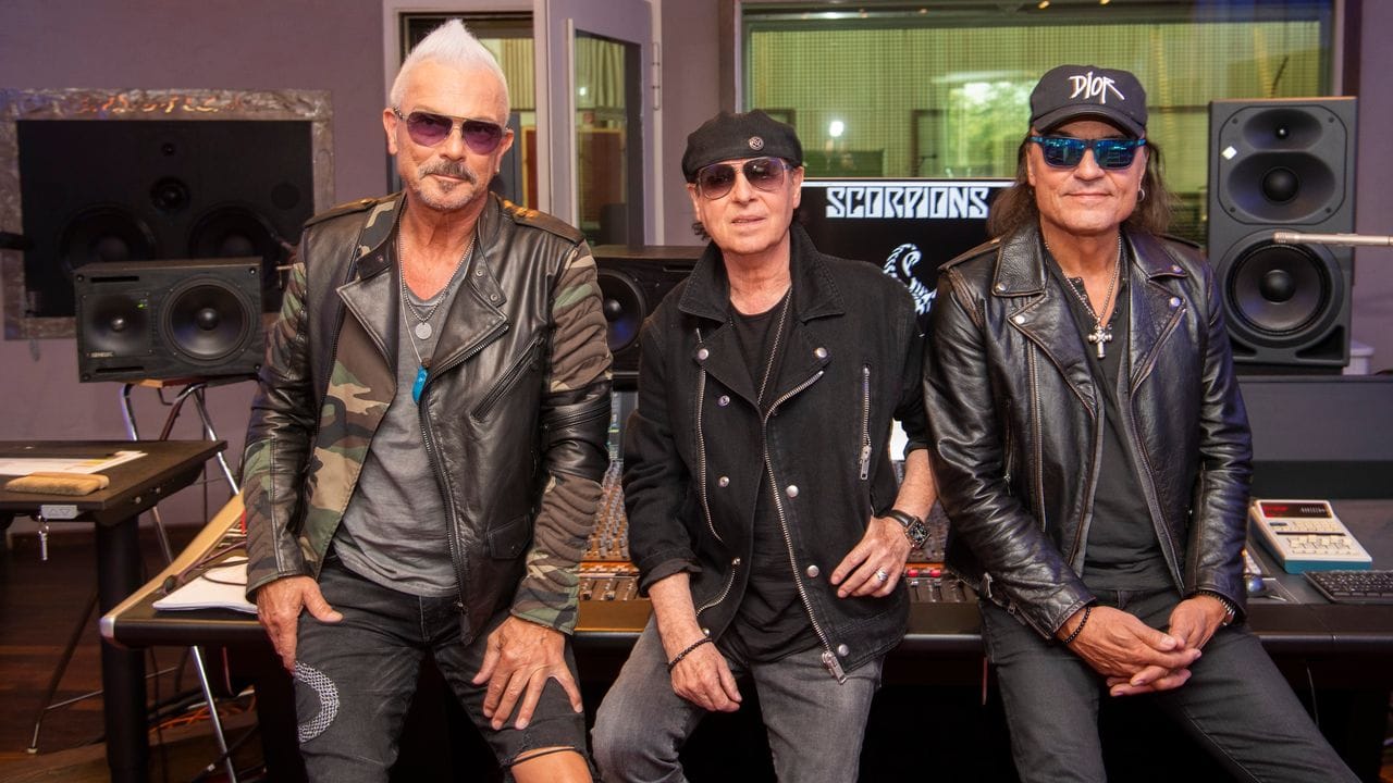 Rudolf Schenker (l-r), Klaus Meine und Matthias Jabs von der Rockband Scorpions stehen in den Peppermint Park Studios am Rande eines Interviews mit der Deutschen Presse-Agentur dpa. Rudolf Schenker (l-r), Klaus Meine und Matthias Jabs von der Rockband Scorpions stehen in den Peppermint Park Studios am Rande eines Interviews mit der Deutschen Presse-Agentur dpa.