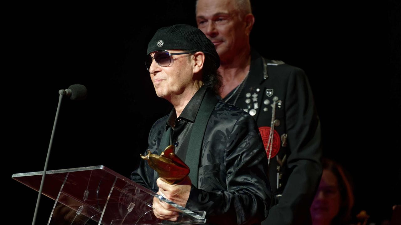 Klaus Meine (l) und Rudolf Schenker von den Scorpions bei der Verleihung der Europäischen Kulturpreise. Klaus Meine (l) und Rudolf Schenker von den Scorpions bei der Verleihung der Europäischen Kulturpreise.