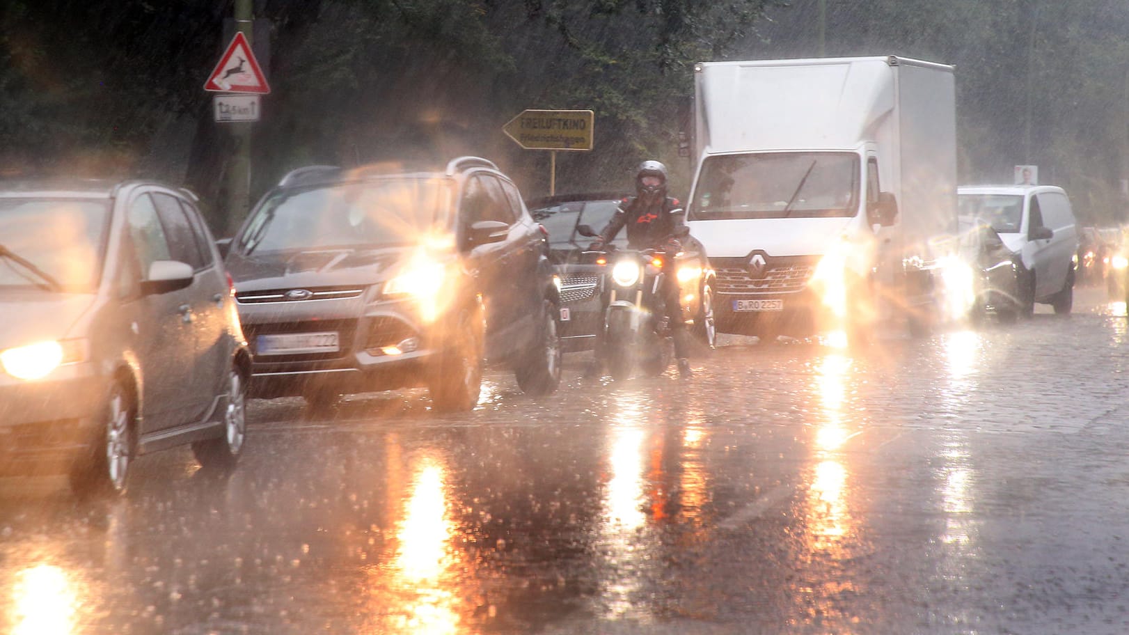 Strömender Regen bei Temperaturen um 13 Grad Celsius behindern den Straßenverkehr auf den Straßen der Hauptstadt: Nach Angaben der Meteorologen werden die kommenden Tage wechselhaft bleiben.