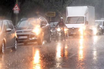 Strömender Regen bei Temperaturen um 13 Grad Celsius behindern den Straßenverkehr auf den Straßen der Hauptstadt: Nach Angaben der Meteorologen werden die kommenden Tage wechselhaft bleiben.