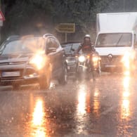 Strömender Regen bei Temperaturen um 13 Grad Celsius behindern den Straßenverkehr auf den Straßen der Hauptstadt: Nach Angaben der Meteorologen werden die kommenden Tage wechselhaft bleiben.