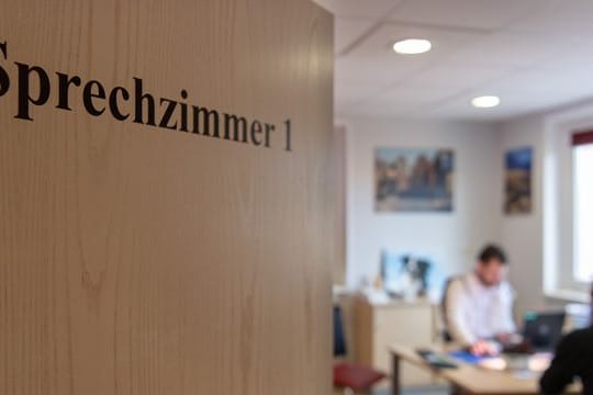 Ein Sprechzimmer in einer Hausarztpraxis (Symbolbild): Immer mehr Ärzte verlassen die ländlichen Regionen.