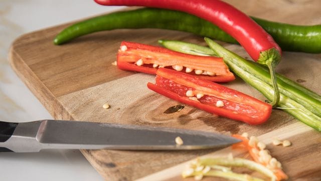 Wie scharf eine Chilischote ist, hängt vom Capsaicin-Gehalt der jeweiligen Sorte ab.